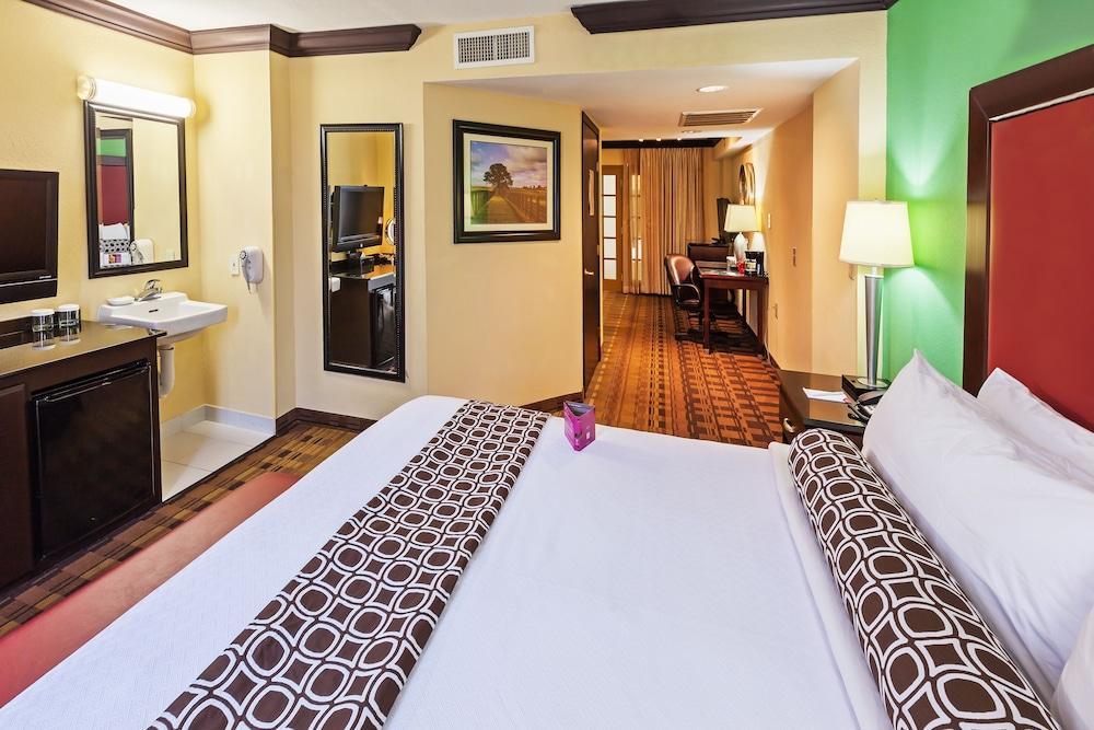 Crowne Plaza Suites Houston - Near Sugar Land Ngoại thất bức ảnh